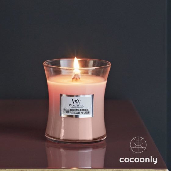 https://cocoonly.shop/wp-content/uploads/2022/03/Bougie-Woodwick-Fleurs-pressees-patchouli-163248e-Cocoonly.jpg