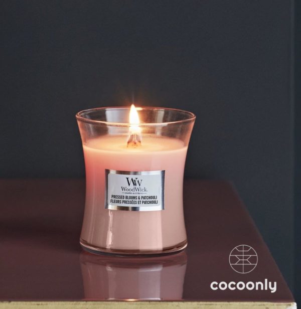 https://cocoonly.shop/wp-content/uploads/2022/03/Bougie-Woodwick-Fleurs-pressees-patchouli-163248e-Cocoonly.jpg
